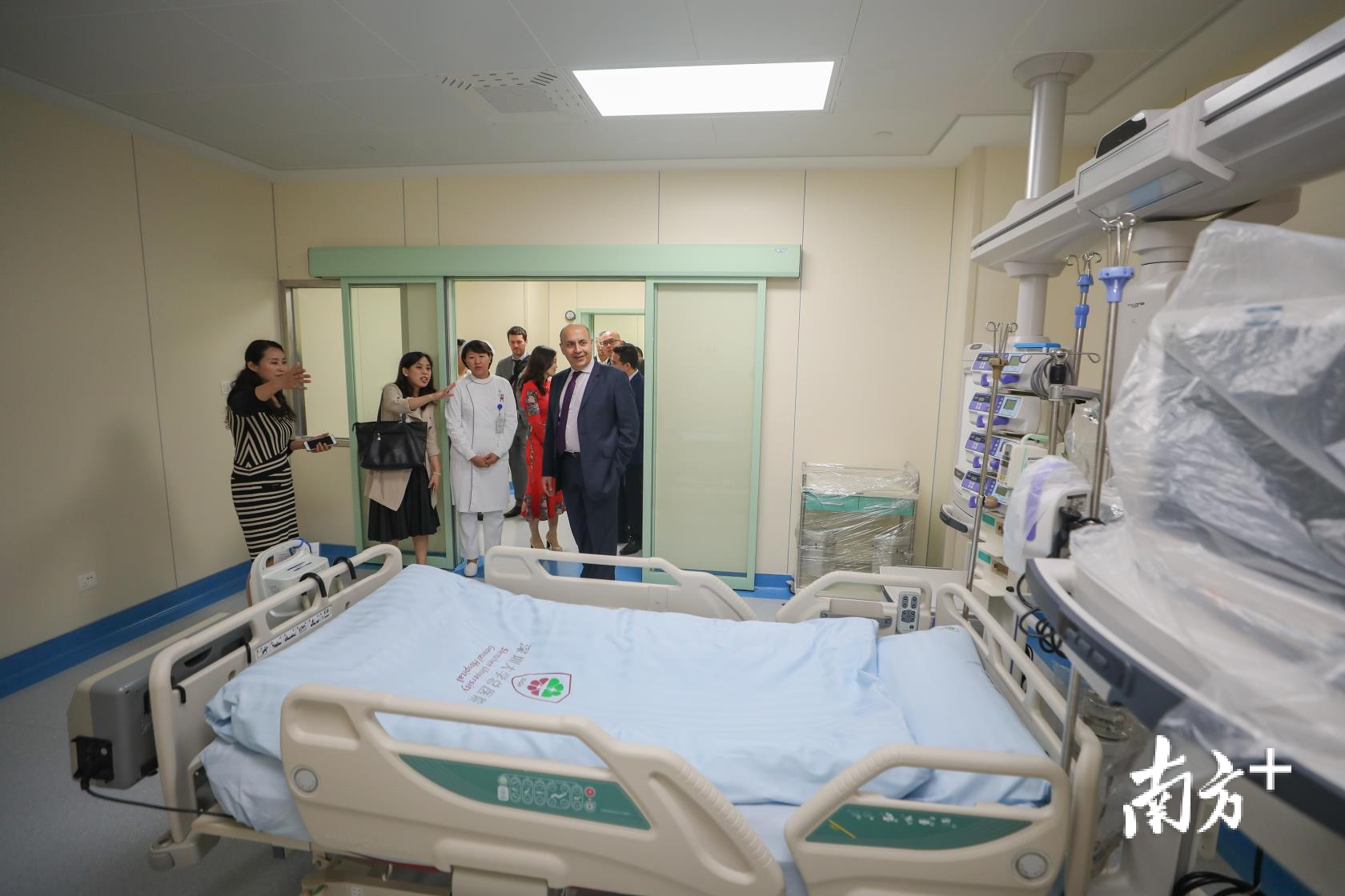 英国皇家外科学院整形外科学会代表参观深大总医院