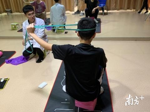 医生指导孩子做形体治疗