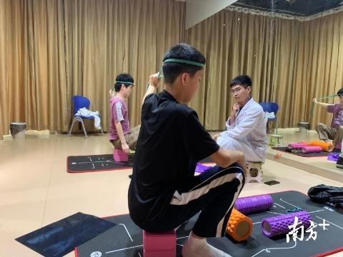 医生指导孩子做形体治疗