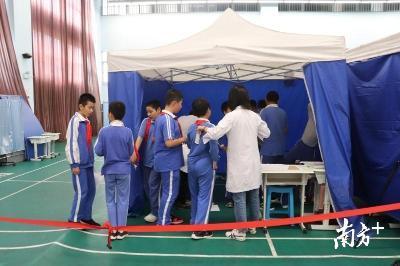 医生检查学生脊柱情况