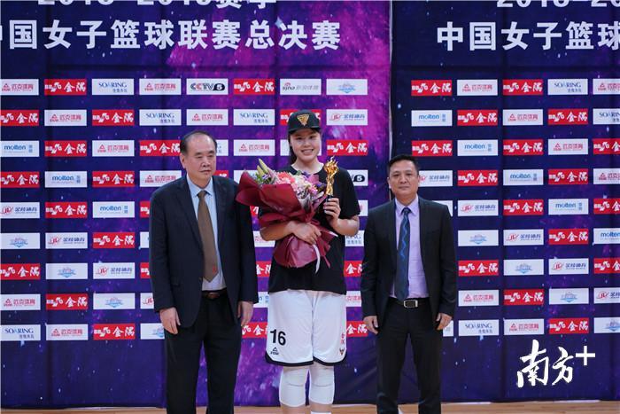 东莞女篮的李月汝获得了本赛季MVP至尊奖杯。