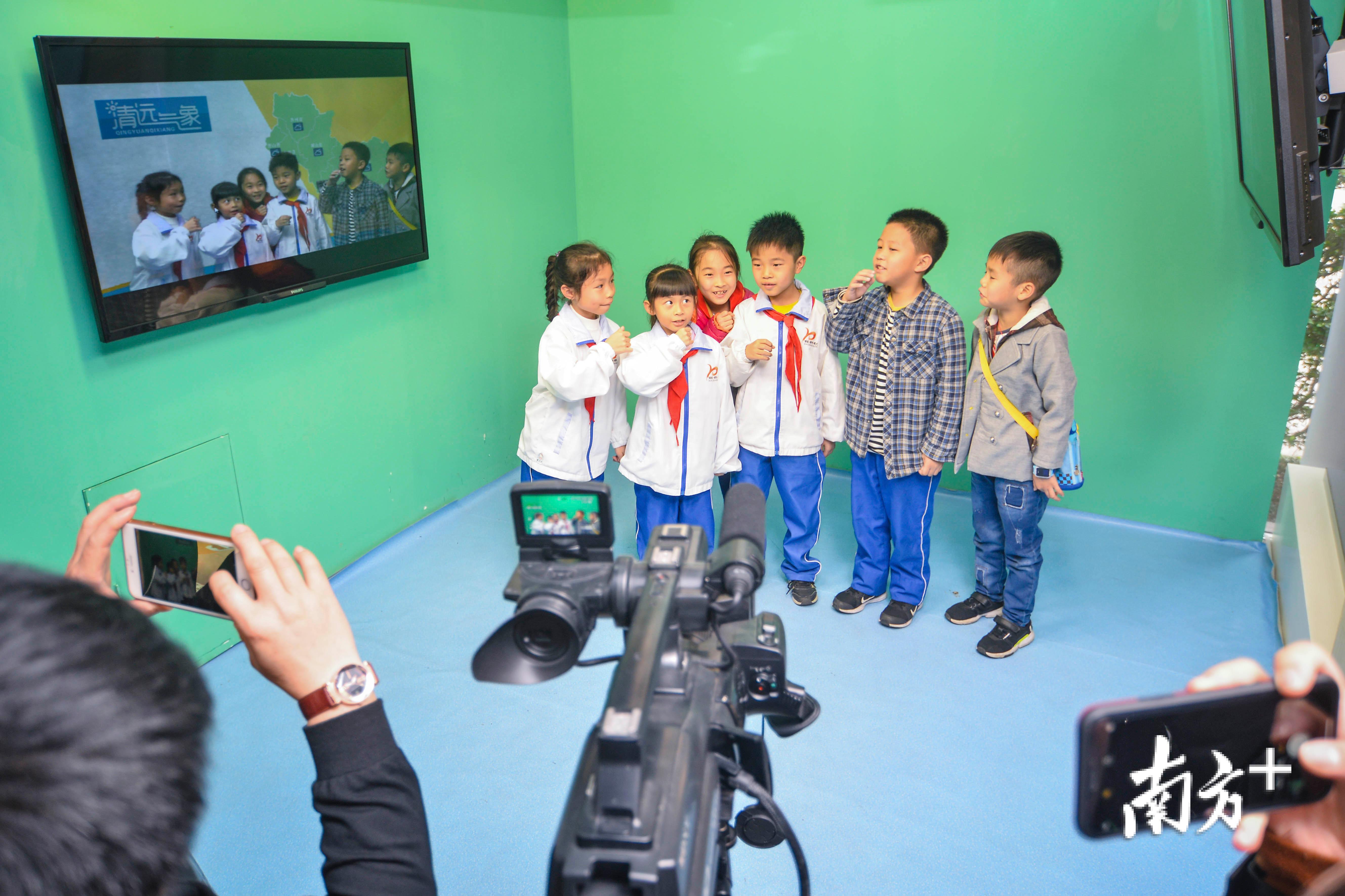 科普馆内模拟气象电视预报节目演播室，小学生们体验了一把上镜做气象播报员。 曾亮超 摄