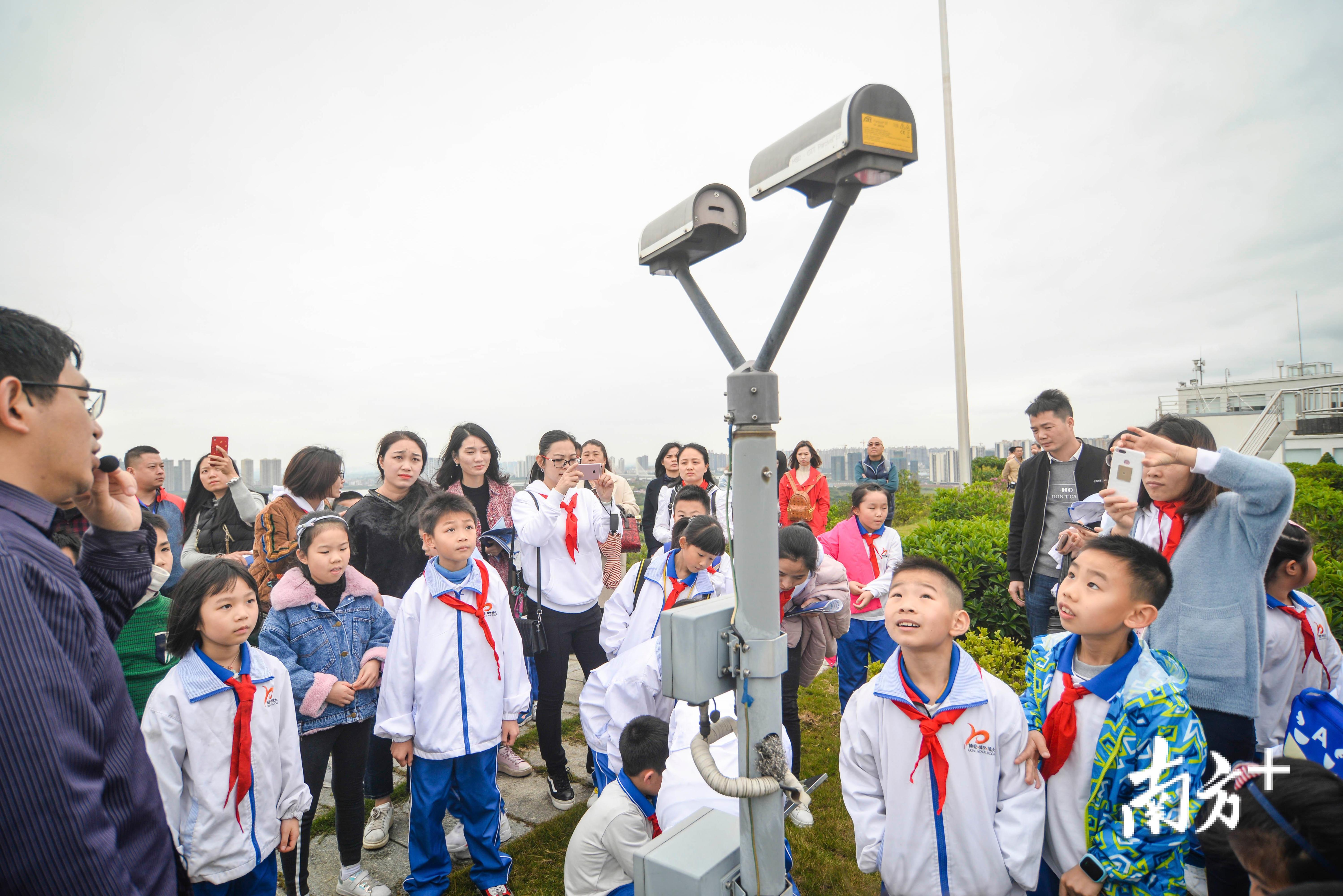 气象公园里设有各种气象仪器，市民能更近距离接触了解气象观测、气象数据收集等日常监测工作的运作。曾亮超 摄