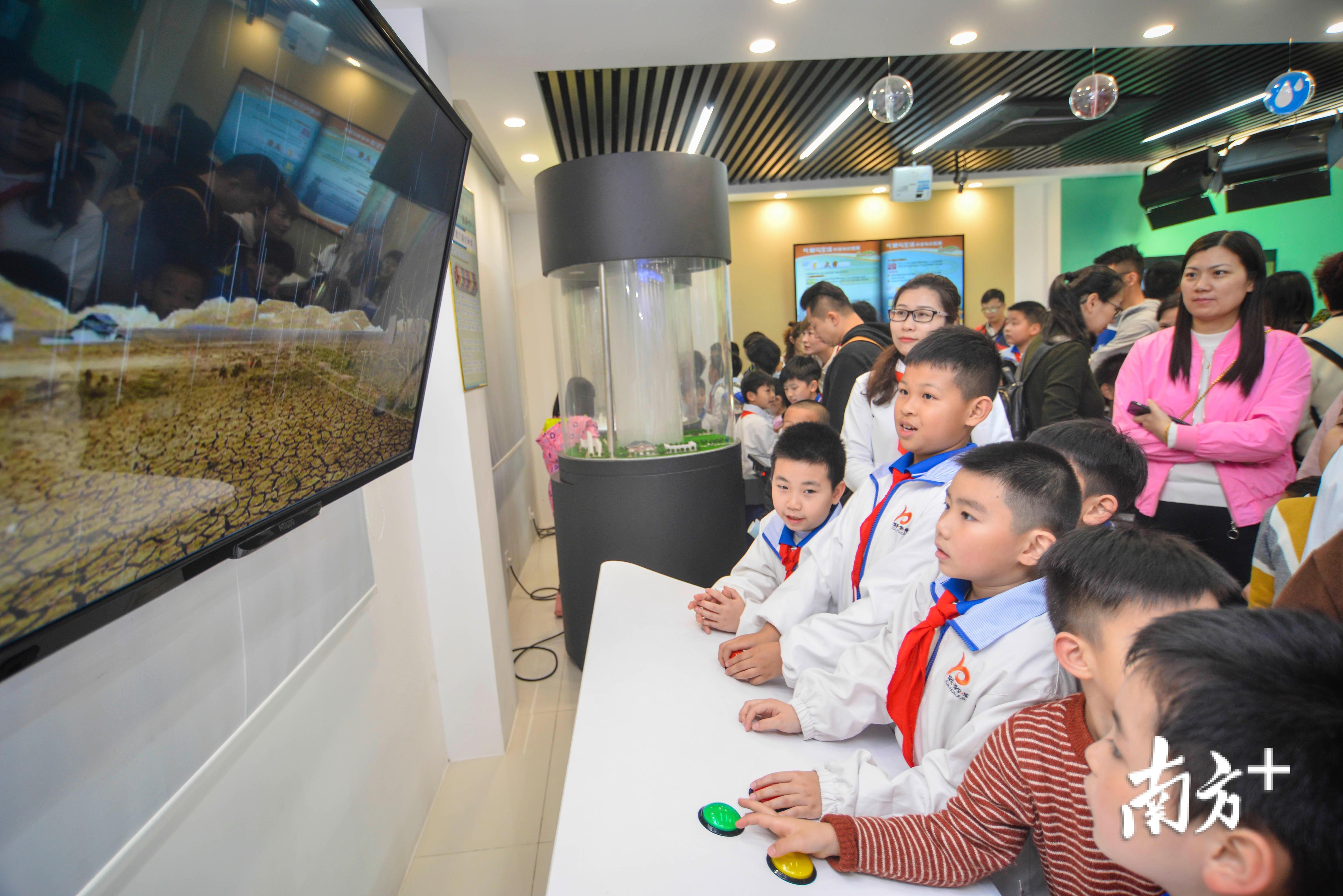 气象科普馆设有龙卷风、暴雨等一系列灾害性天气模拟系统，让市民能更直观地了解这些天气的产生原理。曾亮超 摄