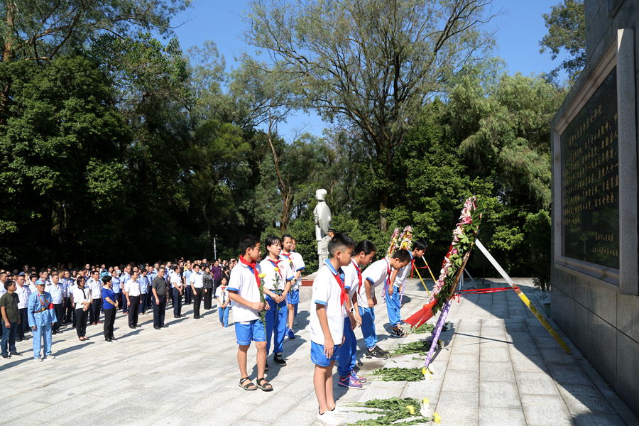 祭奠英烈，传承革命精神。