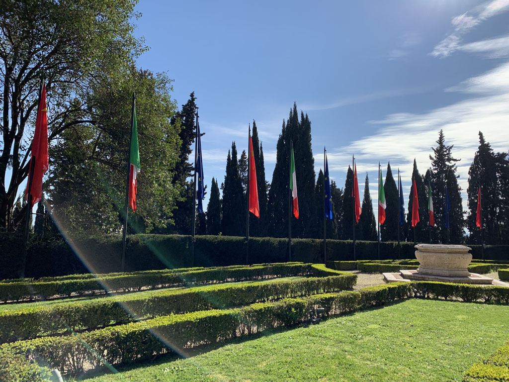 △当天，马达马别墅室外春光明媚。（央视记者段德文拍摄）