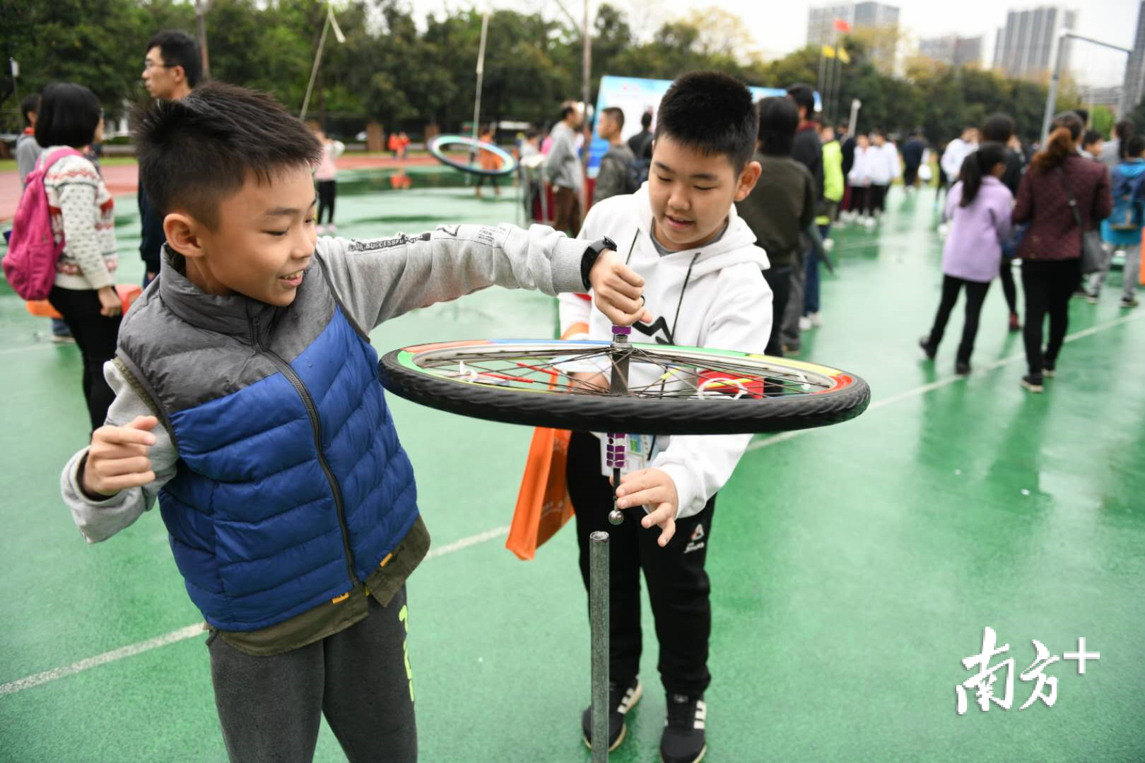 创客空间,来参观的学生在了解“无与轮比”的原理。 创客空间,来参观的学生在了解“无与轮比”的原理。