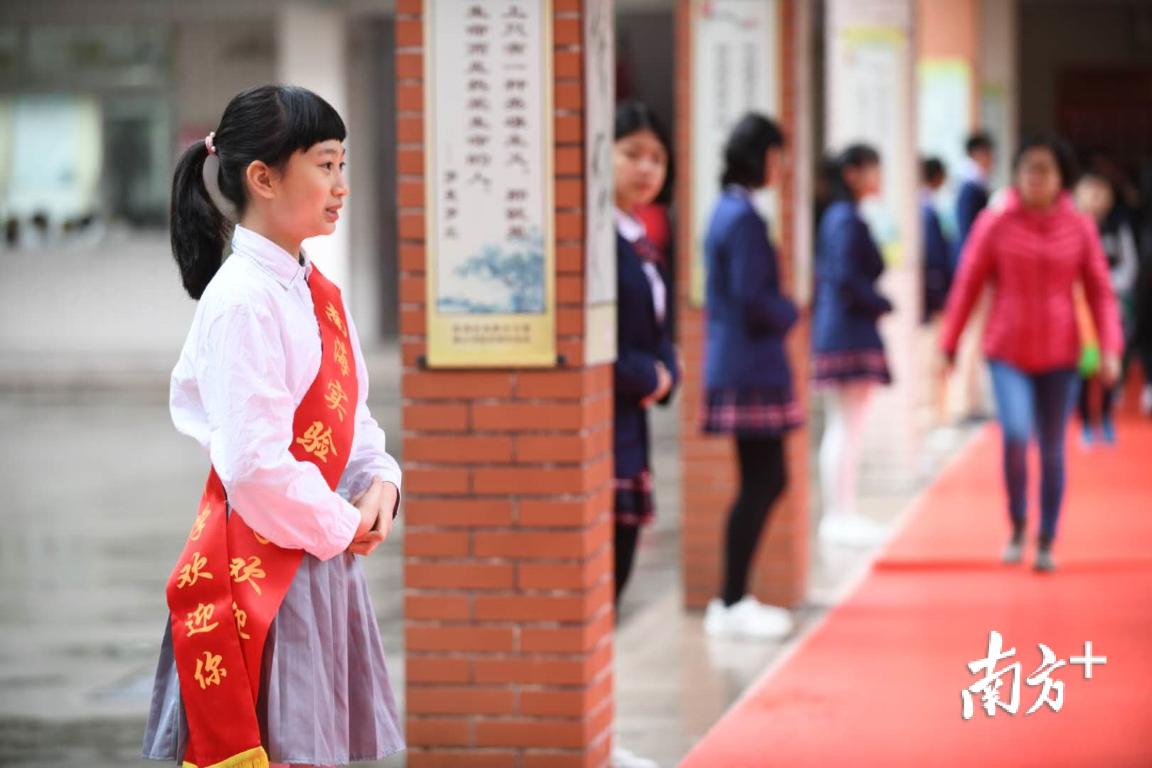 南海实验中学的学生当起了志愿者,迎接、引导到校参观的学生和家长。 南海实验中学的学生当起了志愿者,迎接、引导到校参观的学生和家长。