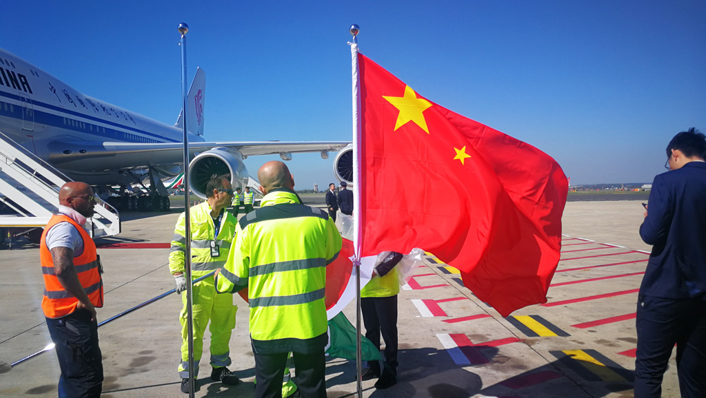 △当天中午，罗马菲乌米奇诺机场工作人员正在作相关准备。习主席将从这里启程赴下一站访问。（央视记者韩锐拍摄）