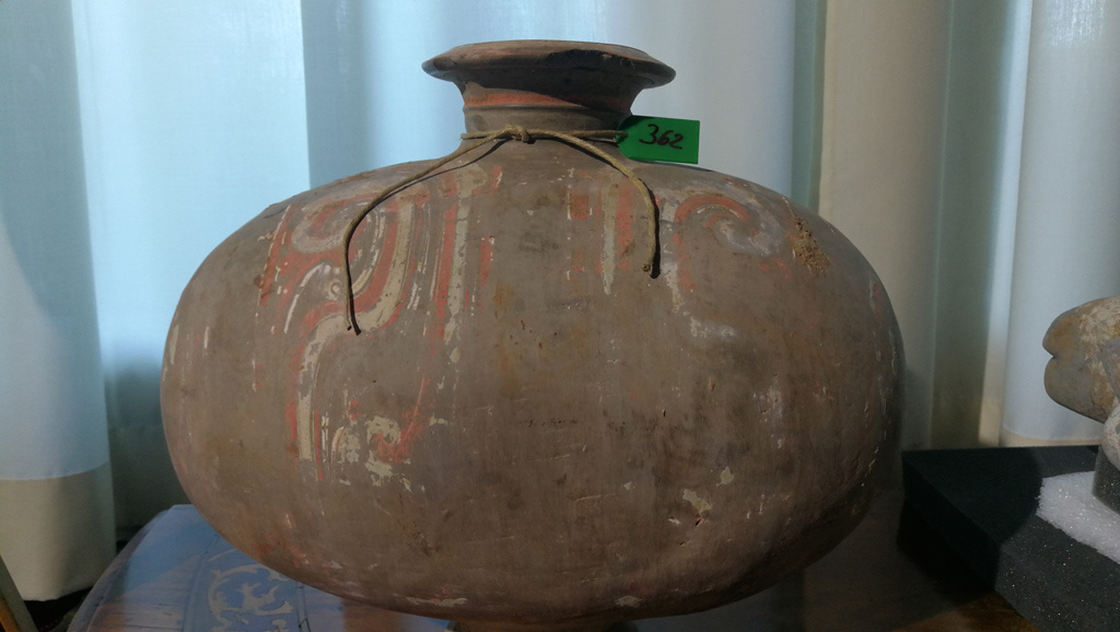 △现场展出的文物艺术品共8件，包括古朴浑厚的马家窑文化红陶罐、线条流畅的汉代茧形壶、形制完整的唐代武士立俑、独特雅致的宋代黑釉瓷、刻画精细的清末至民国紫砂壶等。（央视记者秦晓猛拍摄）