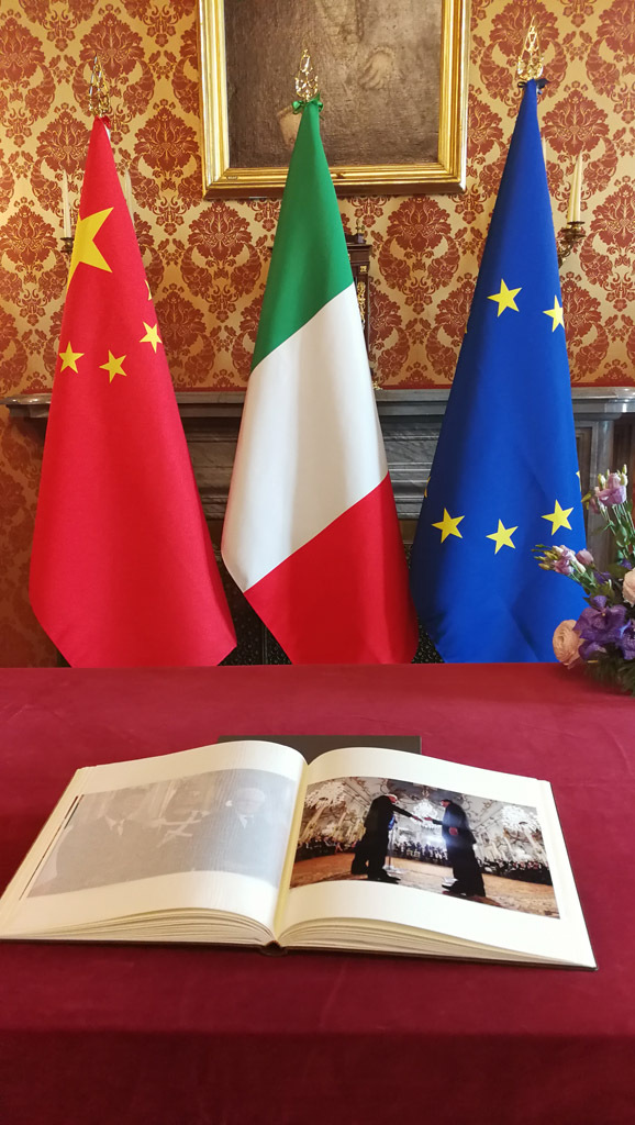 △欢送仪式上，马塔雷拉向习近平赠送的相册。（央视记者李铮拍摄）