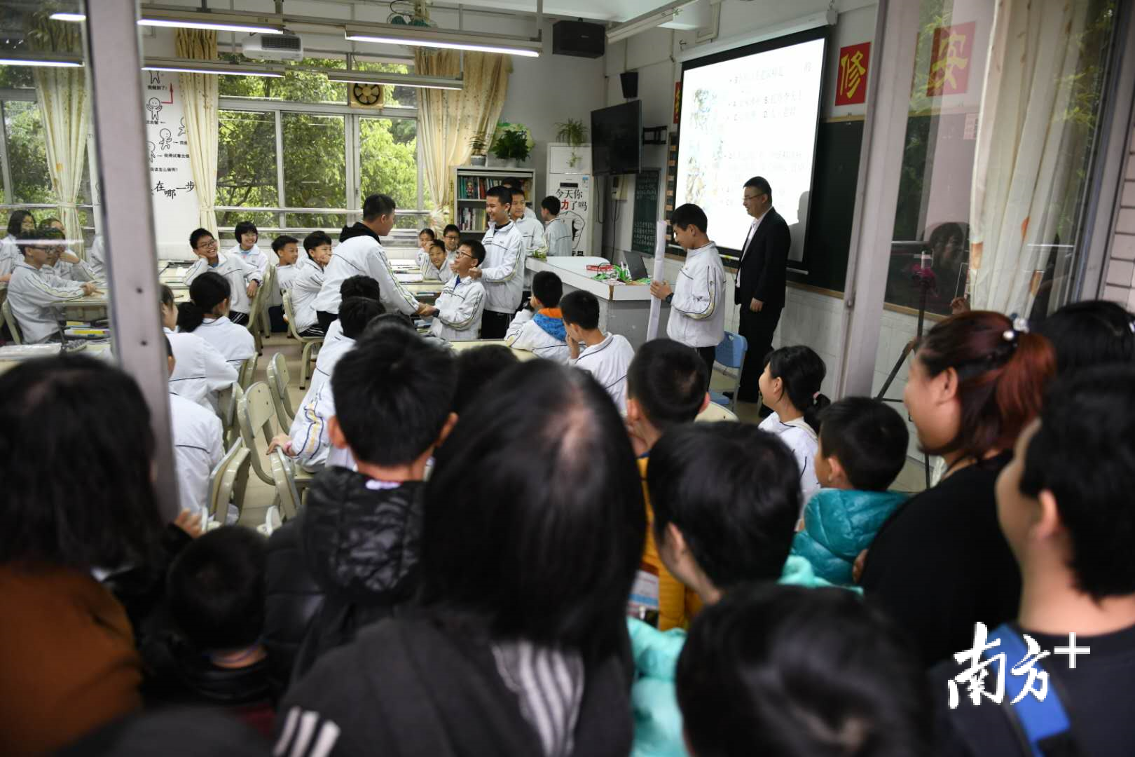 南海实验中学今天开放了所有的课堂供家长和学生参观、体验,教室外站满了前来参观的家长。 南海实验中学今天开放了所有的课堂供家长和学生参观、体验,教室外站满了前来参观的家长。