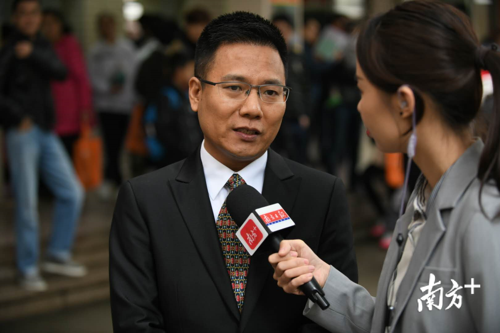 南海实验中学校务办公室主任胡伟文带领南方+走进校园,分享南实的校园魅力。 南海实验中学校务办公室主任胡伟文带领南方+走进校园,分享南实的校园魅力。