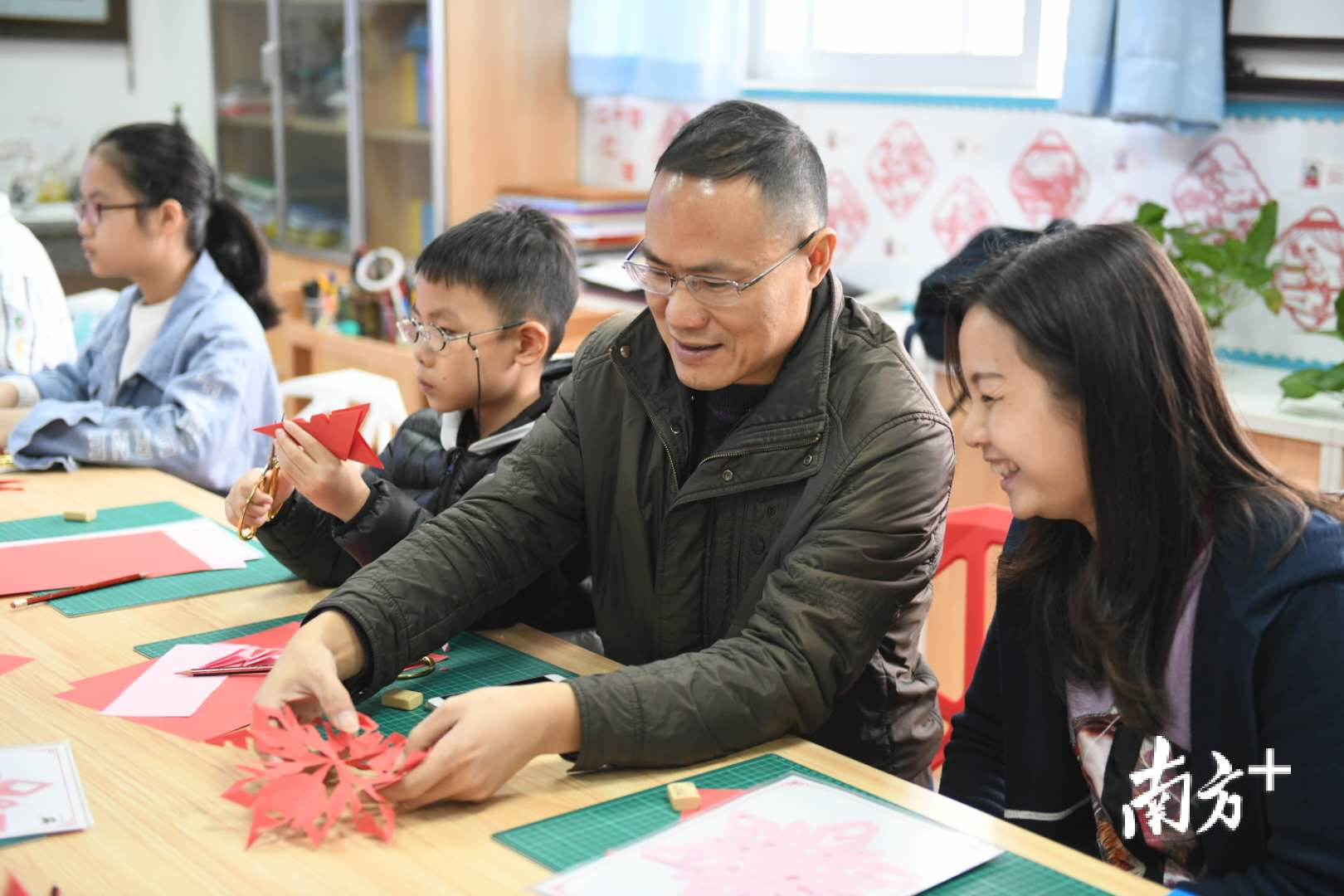 不少学生和家长来到了六艺楼体验《纸上繁花》一课,学习中国剪纸。 不少学生和家长来到了六艺楼体验《纸上繁花》一课,学习中国剪纸。