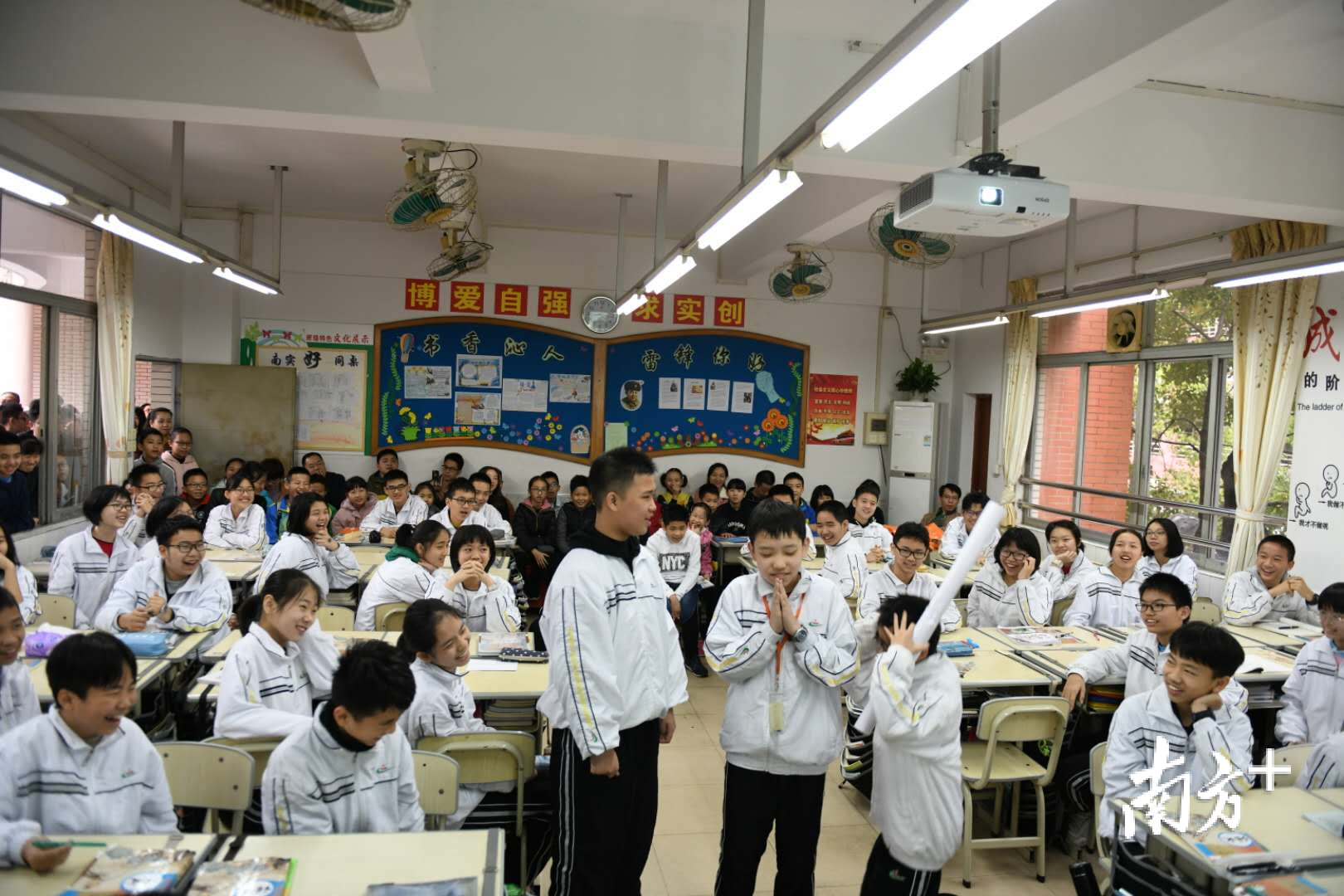 开放日当天,南海实验中学开放了多个课堂,让到来的学生和家长进行参观。 开放日当天,南海实验中学开放了多个课堂,让到来的学生和家长进行参观。