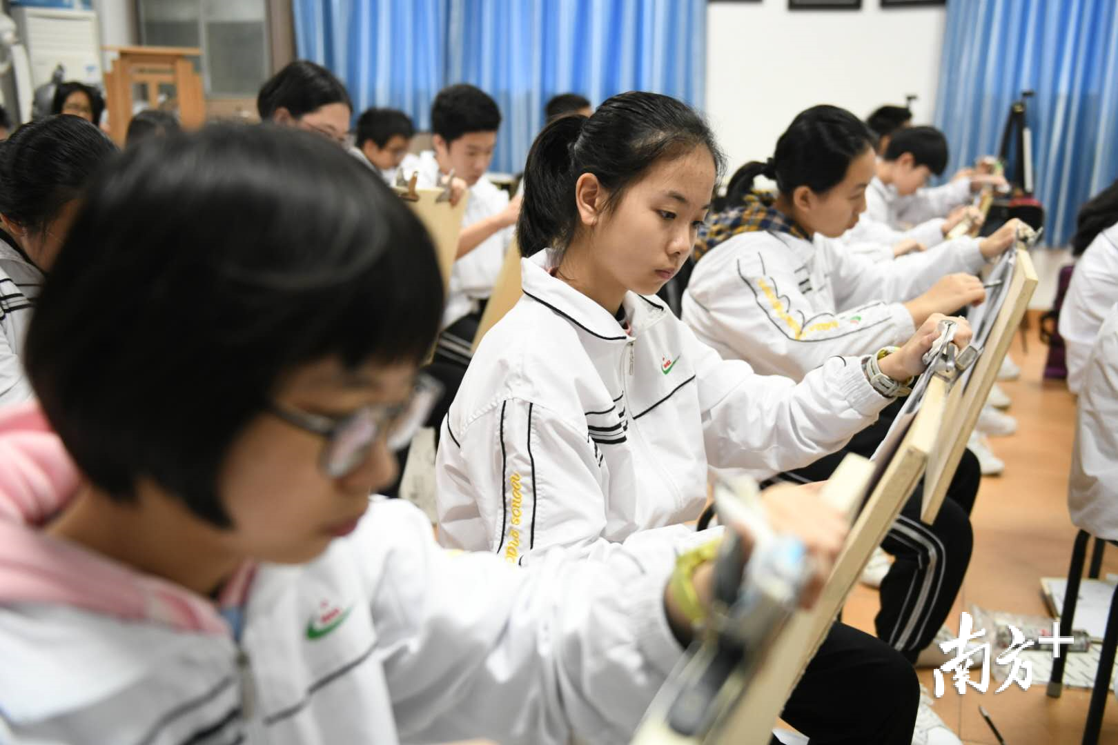 素描课堂上,学生们正在专注地绘画。 素描课堂上,学生们正在专注地绘画。