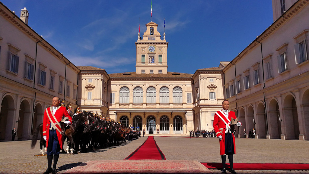 △总统府内庭广场。欢送仪式上礼兵列队完毕。（央视记者李铮拍摄）