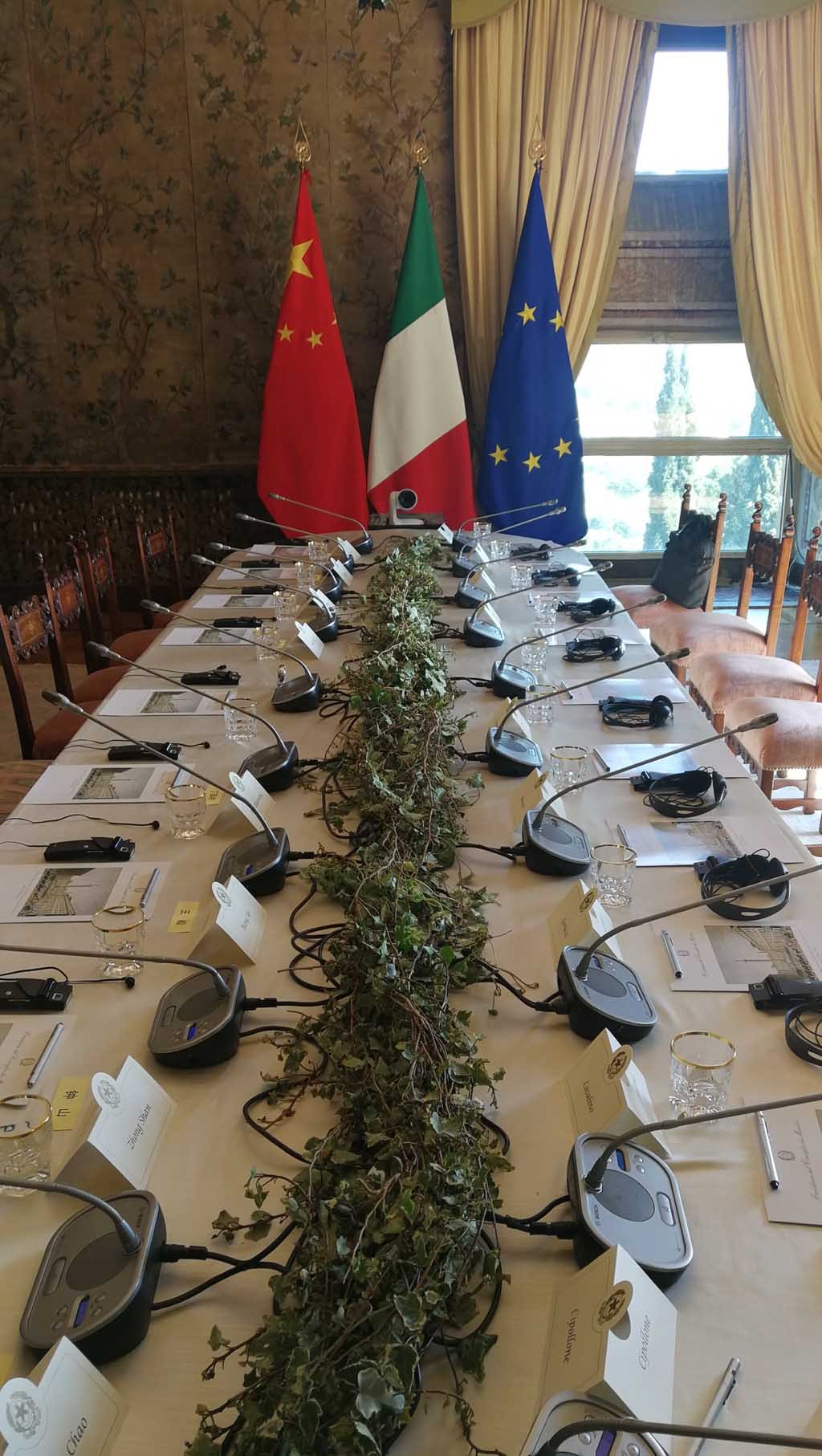 △习近平与孔特的会谈在马达马别墅二层会谈厅举行。（央视记者秦晓猛拍摄）