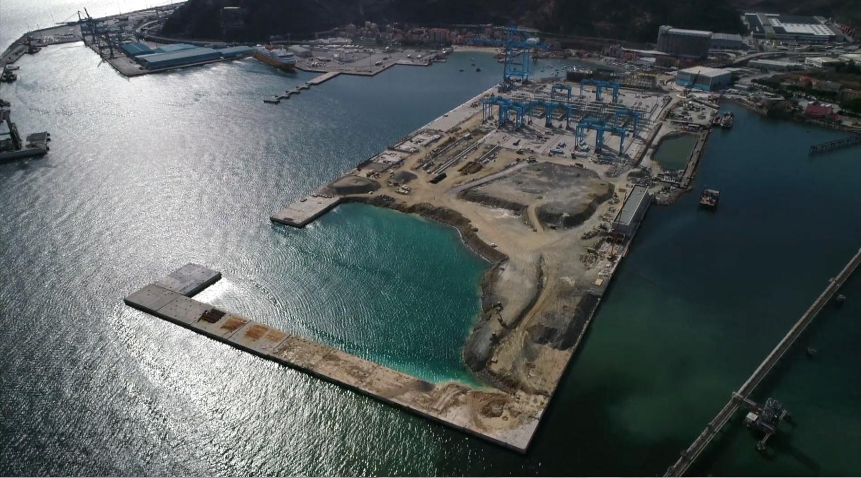 △中意双方将加强“一带一路”倡议同泛欧交通运输网等的对接，深化在港口、物流和海运领域的合作。意大利西北部的瓦多码头就是“一带一路”延伸至中南欧的门户港口。这是瓦多码头。（央视记者李耀洋提供）