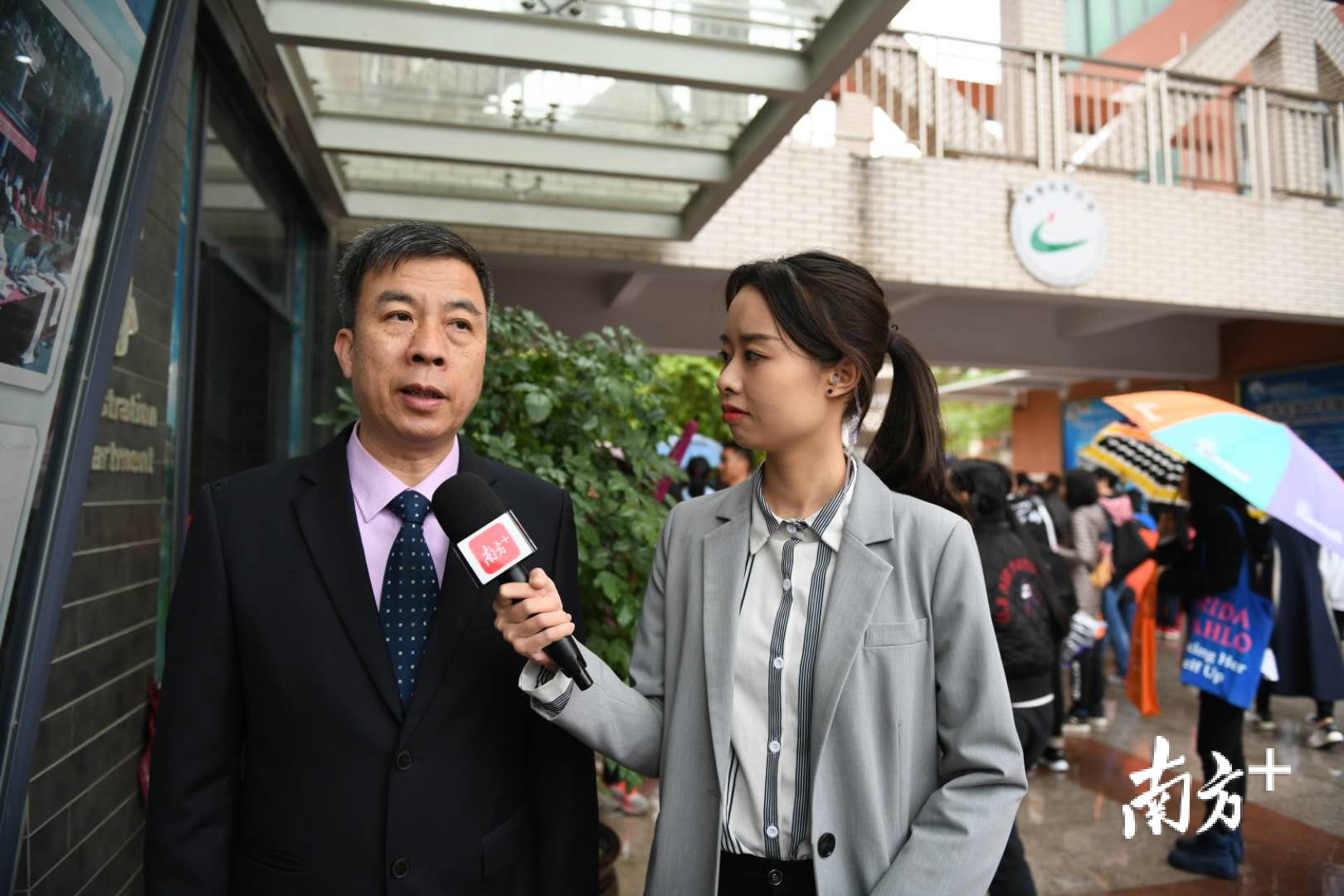 南海实验中学党支部书记、校长林景飞向南方+主持人介绍办学特色。 南海实验中学党支部书记、校长林景飞向南方+主持人介绍办学特色。