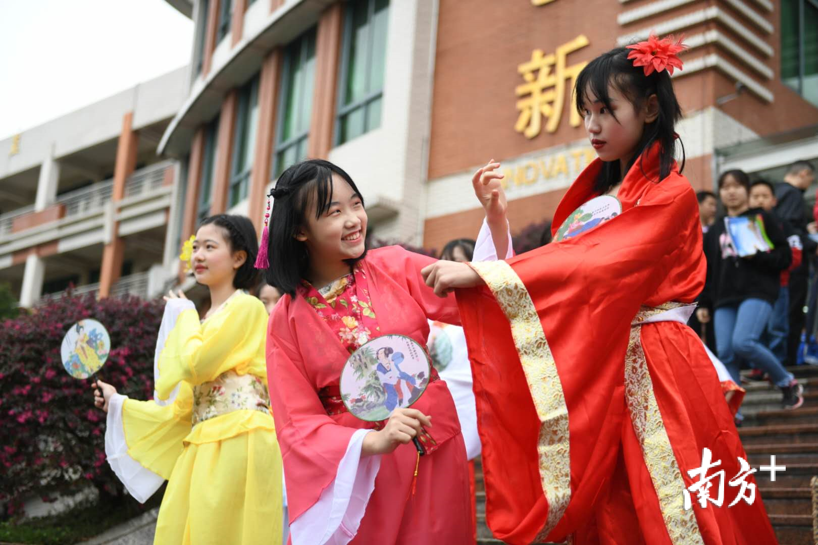 学生在进行汉服展示。 学生在进行汉服展示。