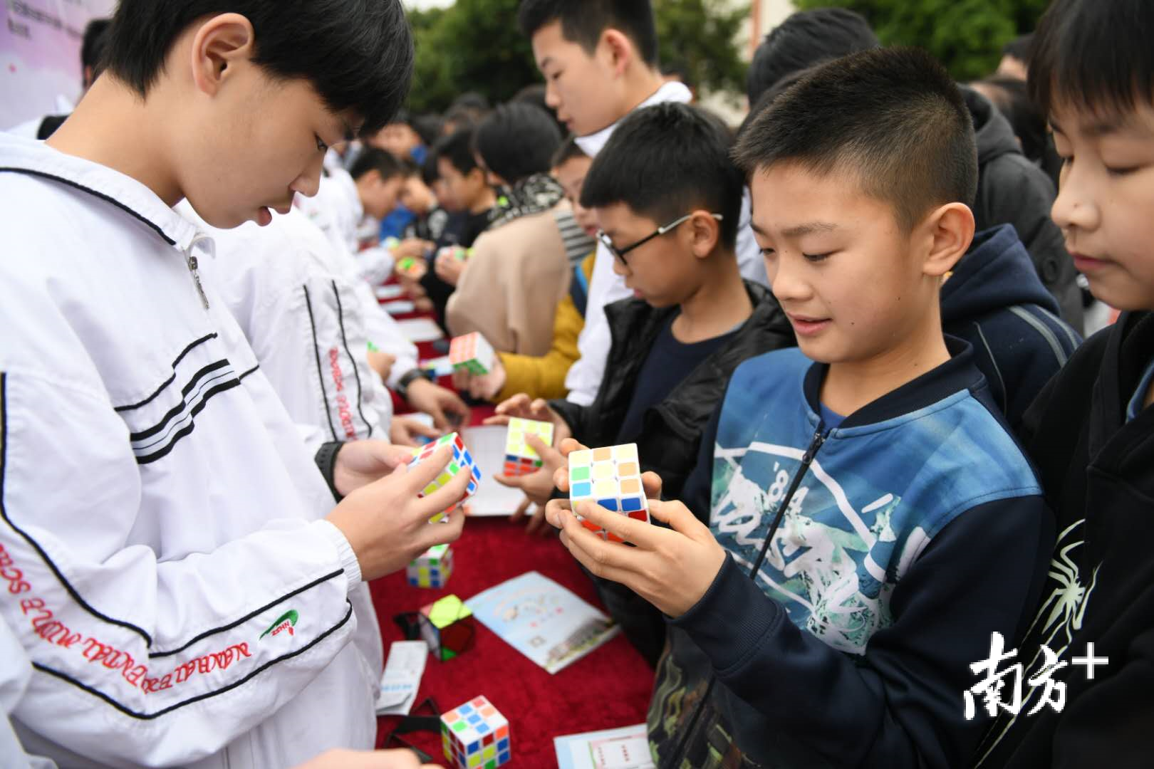在智慧课堂展示区,学生们在介绍魔方。 在智慧课堂展示区,学生们在介绍魔方。