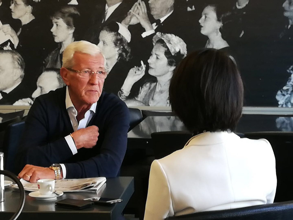 △中意双方将加强博物馆、地方、民间、体育等交流合作。中国国家男子足球队前主教练里皮这次接到意大利总统的邀请，出席了招待习主席的晚宴。谈到意大利与中国签署“一带一路”谅解备忘录，里皮把欧洲比作一个球队，他说作为主教练希望每个球员都好，所以欧洲也应该高兴。（央视记者陆幽提供）