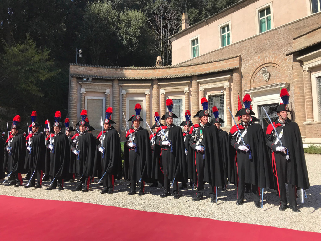 △这是两国领导人一同检阅的仪仗队。（央视记者拍摄）