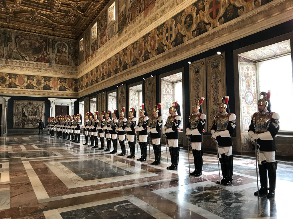 △总统府仪仗队厅的礼兵。（央视记者舒贝拍摄）