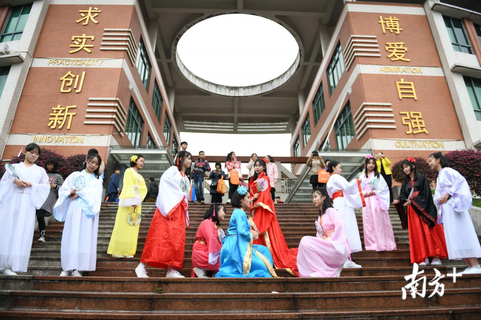 学生在进行汉服展示。 学生在进行汉服展示。