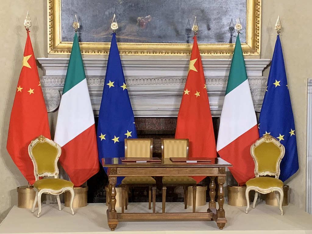 △当天的签字桌，左右两边分别是习主席和孔特总理的座位。习主席此访期间双方签署了19份政府间双边合作文件。（央视记者段德文拍摄）