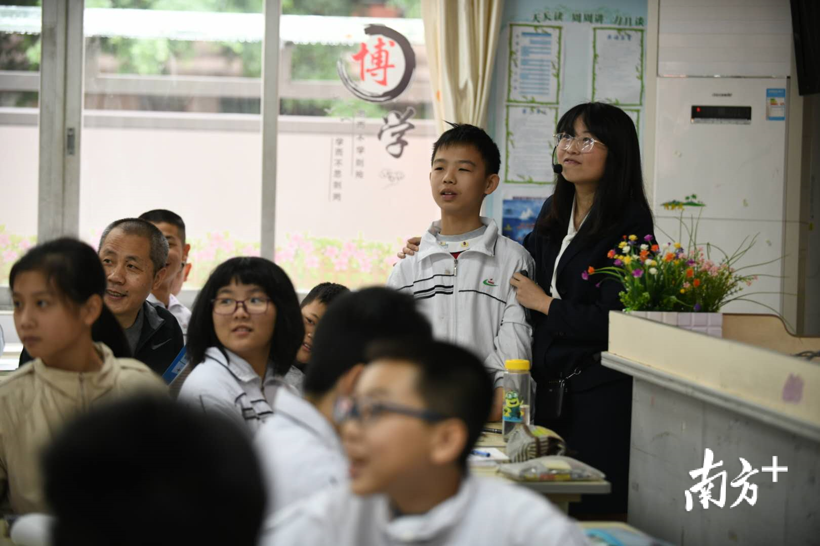 南海实验中学初一年级副级长方雨在讲授《语文综合性学习:心怀家国自不凡》一课。 南海实验中学初一年级副级长方雨在讲授《语文综合性学习:心怀家国自不凡》一课。