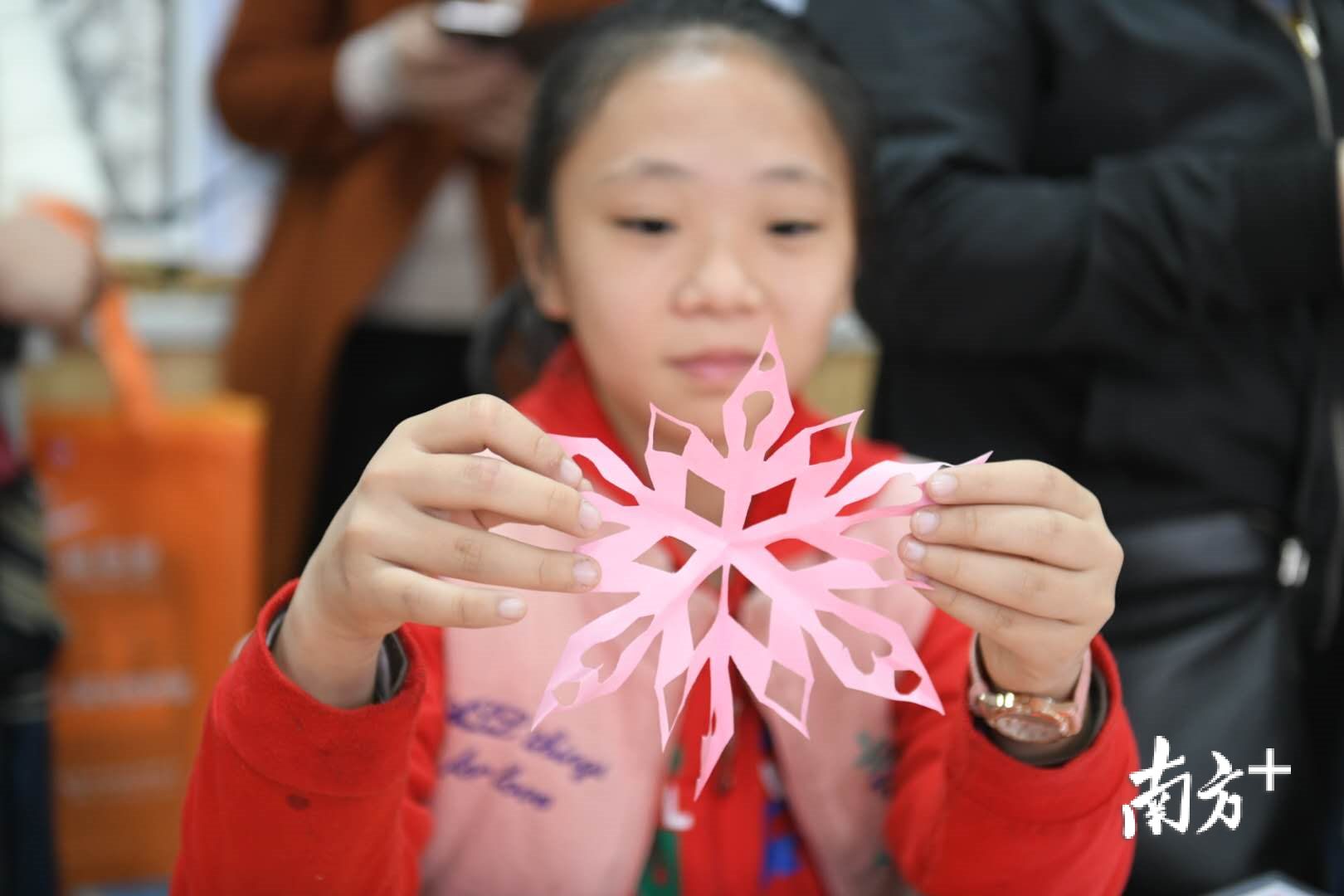 “看,我剪好了一朵粉色的雪花。” “看,我剪好了一朵粉色的雪花。”