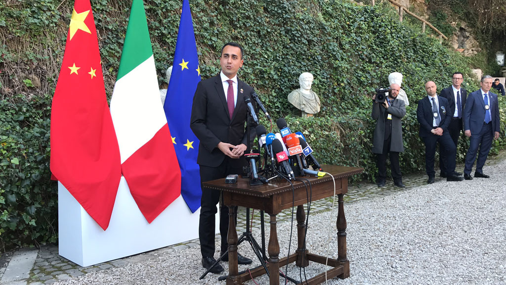 △意大利副总理迪马约发表讲话的地方，正是习主席下车后与孔特总理握手处。（央视记者孔琳琳拍摄）