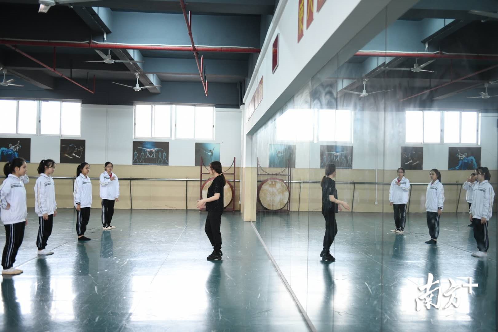 舞蹈老师耿璇在教授《彩云之南》。 舞蹈老师耿璇在教授《彩云之南》。