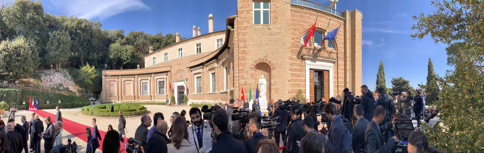 △马达马别墅目前为意大利总理办公室和意大利外交部所使用。23日上午，这里记者云集。（央视记者邓睿拍摄）