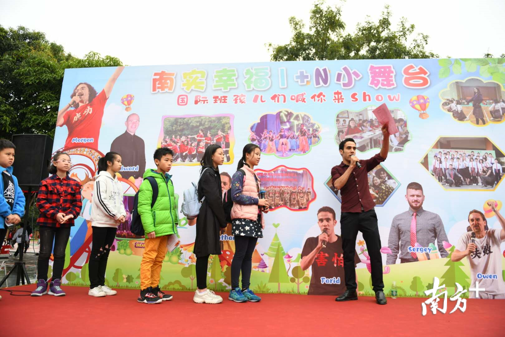 运动场上,外教老师正在主持英语游园活动。 运动场上,外教老师正在主持英语游园活动。