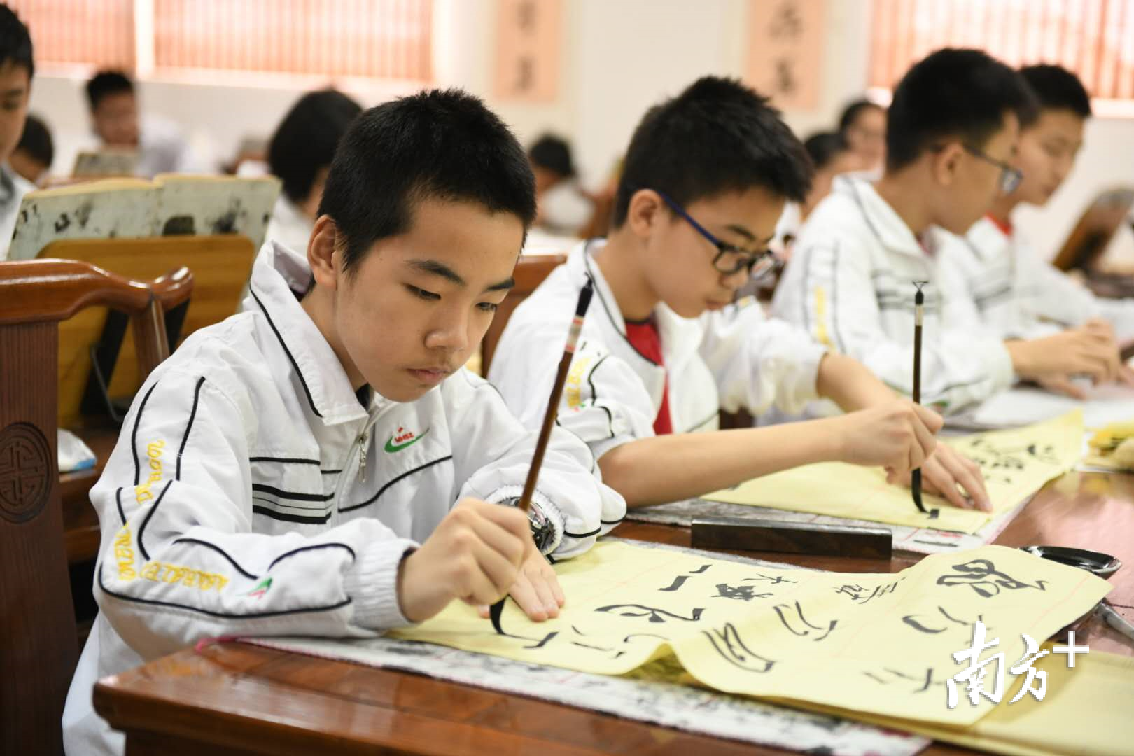书法课上,学生们在认真练字。 书法课上,学生们在认真练字。