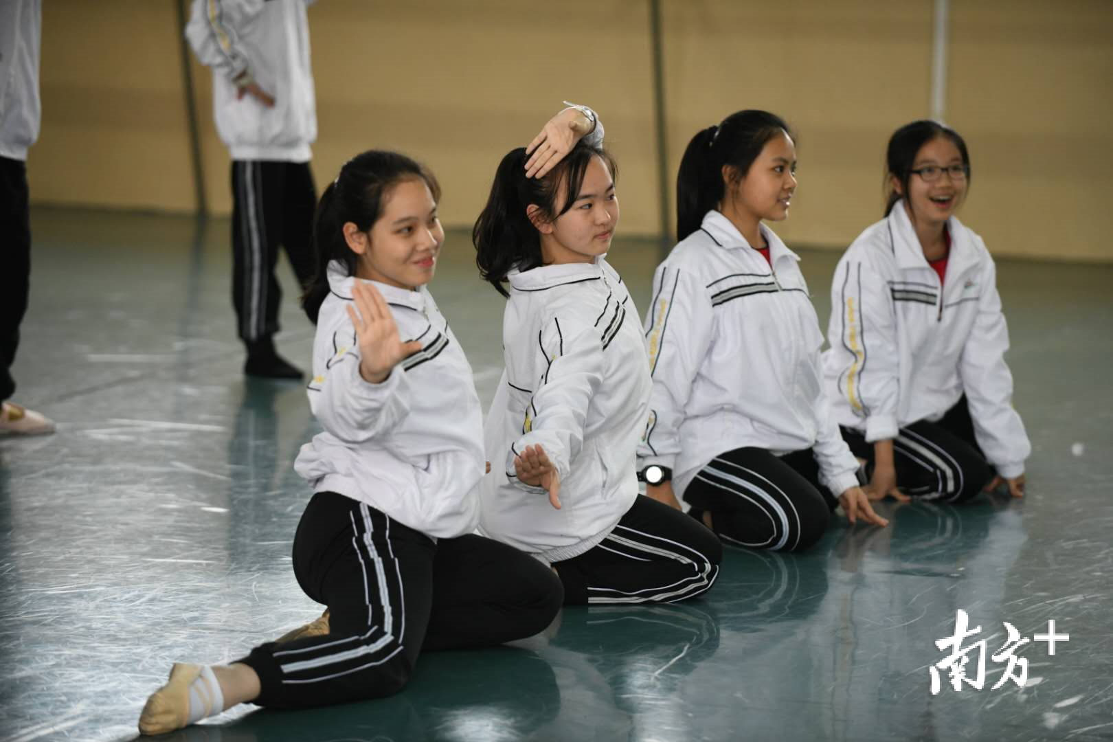 “老师,你看我这动作对吗?” “老师,你看我这动作对吗?”