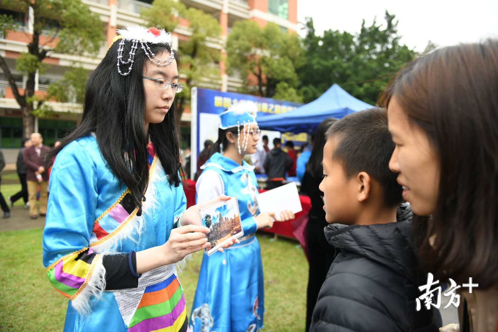 南海实验中学的学生穿上了民族服装,与前来参观的学生和家长互动。 南海实验中学的学生穿上了民族服装,与前来参观的学生和家长互动。