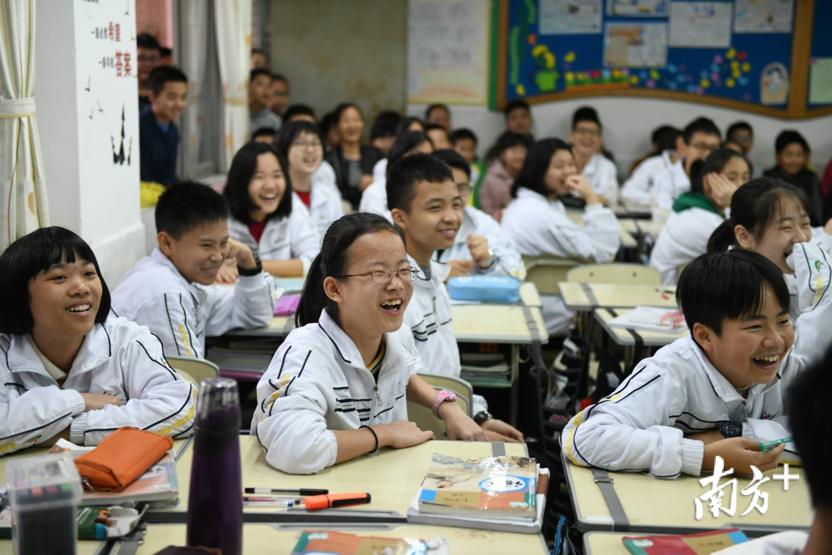 课堂气氛轻松愉悦,同学们的展示让课室充满了欢声笑语。 课堂气氛轻松愉悦,同学们的展示让课室充满了欢声笑语。