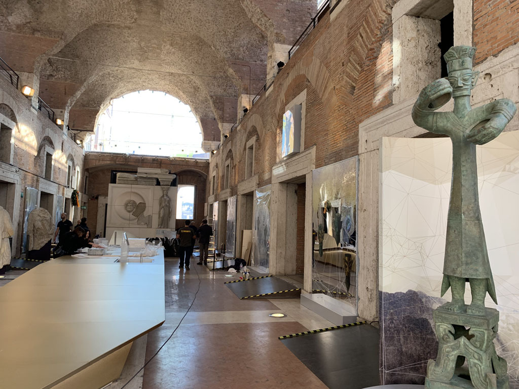 △“三星堆：人与神的世界——四川古蜀文明特展”即将在罗马展出，展览汇集了三星堆遗址、金沙遗址等文博机构的145件精美文物及复制品。这是工作人员正在布展。（央视记者张晓鹏拍摄）