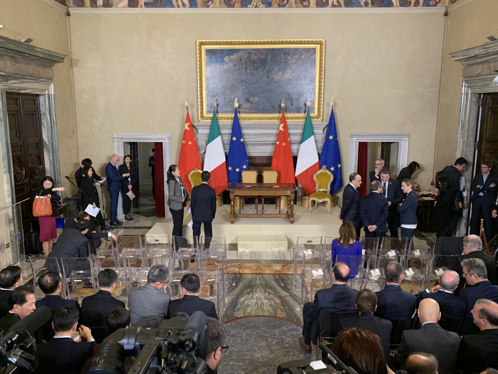 △别墅一层签字厅。记者和工作人员正在等待活动开始。（央视记者段德文拍摄）