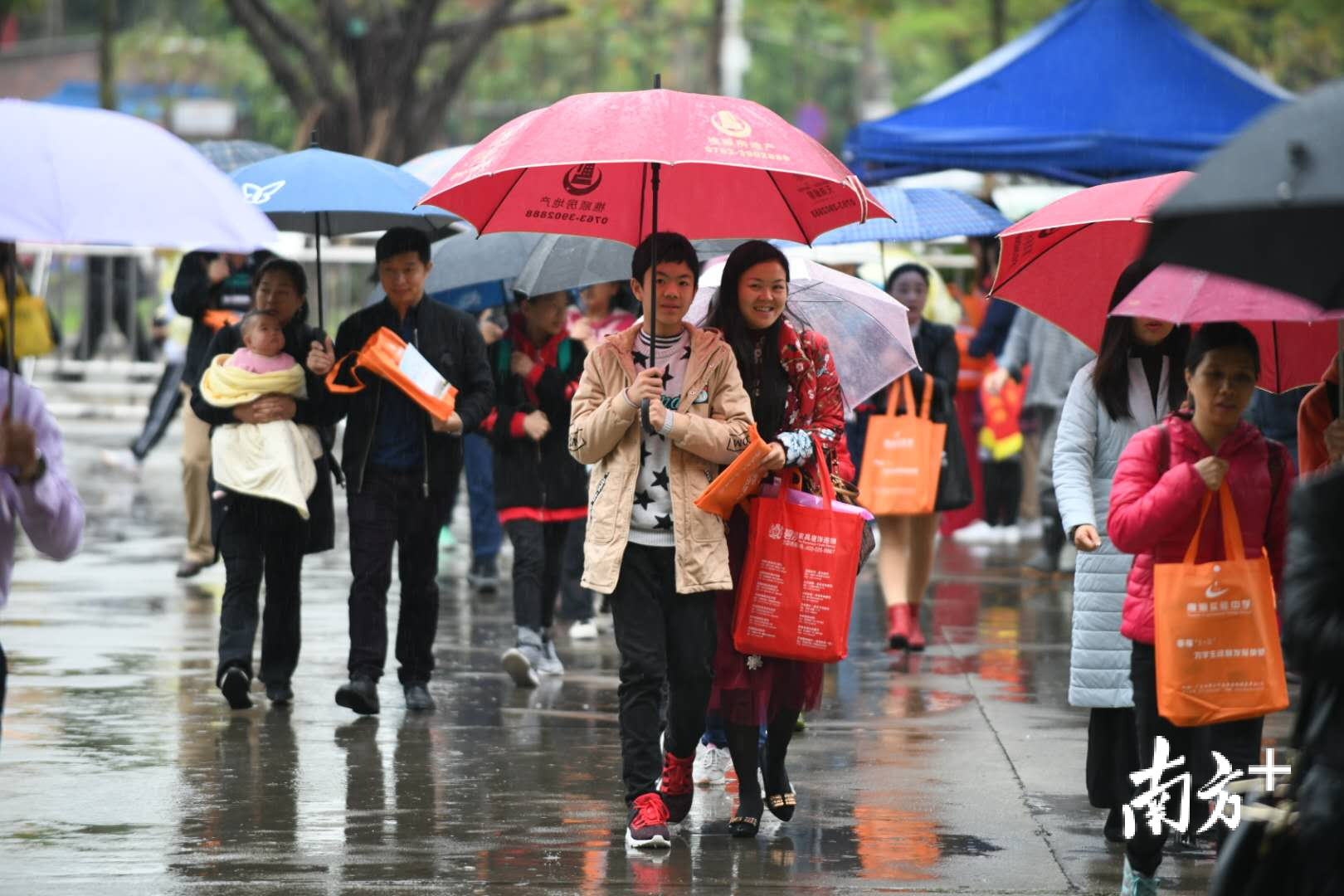 3月24日早上,不少家长和孩子冒雨来到了南海实验中学,参加学校开放日。 3月24日早上,不少家长和孩子冒雨来到了南海实验中学,参加学校开放日。