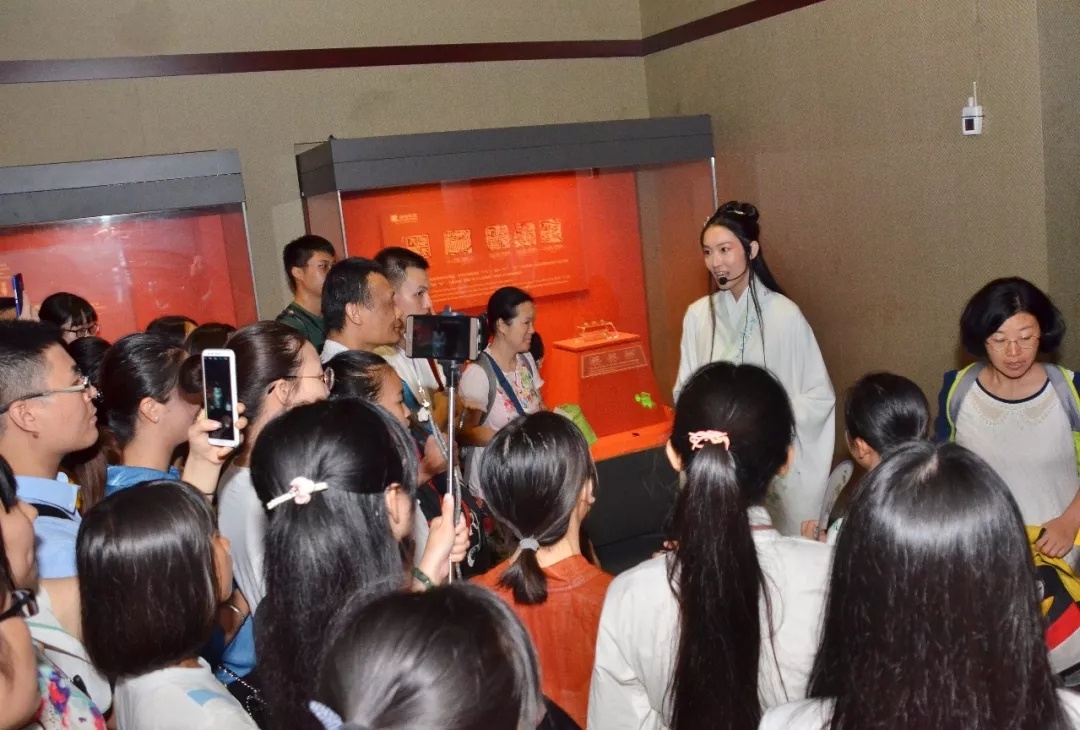 情景剧《天黑请探墓之南越奇遇记》，由南越王博物馆工作人员和志愿者分饰不同南越国历史角色，以对话、表演等形式，从墓室到展厅，一边走一边演，观众都说这种“讲解”的形式格外新颖。