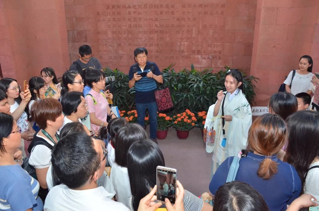 打扮成南越宫女形象的志愿者，从傍晚讲到天黑，这样听讲解特别带感！