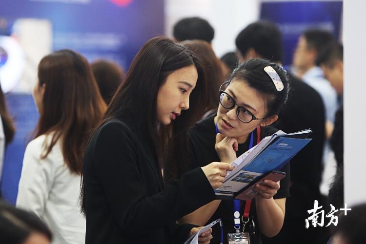 第十六届中国国际人才交流大会现场，海归人才项目对接与成果展区。