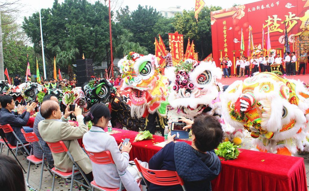 盐步龙狮大会上,多头广州醒狮前来拜年 盐步龙狮大会上,多头广州醒狮前来拜年