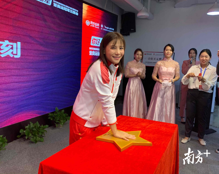 奥运跳水冠军何姿作为冠军代表出席发布会 奥运跳水冠军何姿作为冠军代表出席发布会