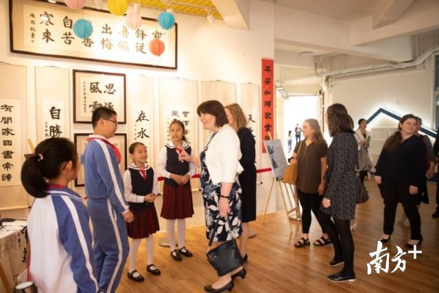 外籍教授和同学们